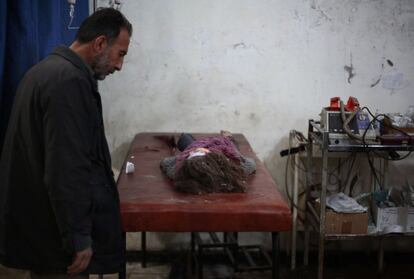 El cuerpo de una niña permanece tendido en una camilla, en una clínica improvisada, tras un ataque aéreo de las fuerzas militares del presidente sirio, Bachar el Asad, en la zona de Duma. Al menos 42 personas murieron y 190 resultaron heridas por el impacto de cohetes lanzados por los rebeldes y por bombardeos del régimen sirio en Damasco y su periferia, informaron fuentes oficiales y activistas.