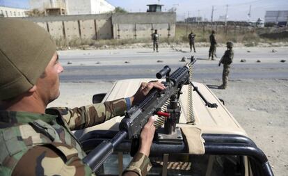 Soldados afganos hacen guardia en un puesto de mando en la capital, Kabul, el pasado 21 de diciembre.