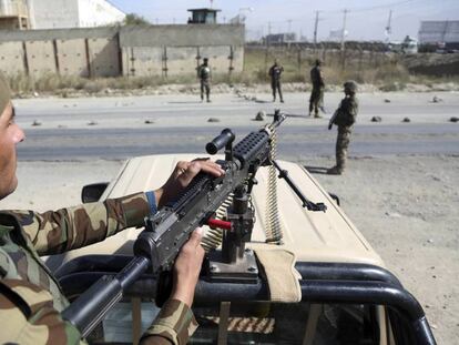 Soldados afganos hacen guardia en un puesto de mando en la capital, Kabul, el pasado 21 de diciembre.