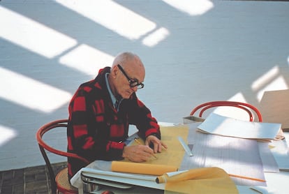 Philip Johnson en su estudio, en 1979.