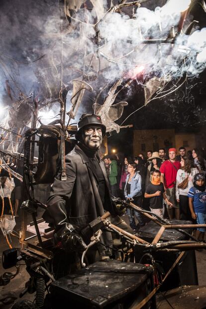 Desfile nocturno por el casco antiguo de la ciudad.