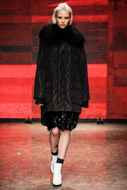 Negro con cuello de pelo, una de las propuestas de DKNY.