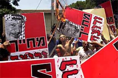 Radicales israelíes se manifiestan frente al Ministerio de Defensa en contra del presidente palestino, Yasir Arafat, ayer en Tel Aviv.