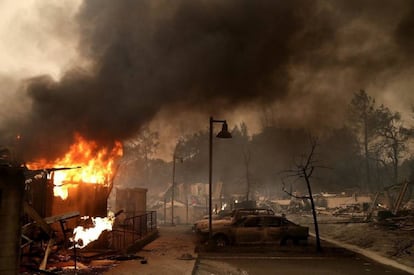 Coches calcinados por el fuego en Santa Rosa, California.