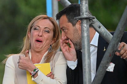 La líder de Hermanos de Italia, Giorgia Meloni, con Matteo Salvini, líder de Liga, en el 'backstage' del mitin en Roma, este jueves. Salvini aseguró que como ministro del Interior detuvo la llegada de los migrantes y que lo volverá a hacer cuando vuelva al Gobierno.