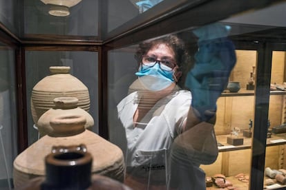 Isabel, trabajadora del servicio de limpieza del Museo de Menorca, limpia y desinfecta las salas expositivas, este martes, antes de abrir las instalaciones al público, como permite la entrada en fase 1 del proceso de desescalada, en Mahón.