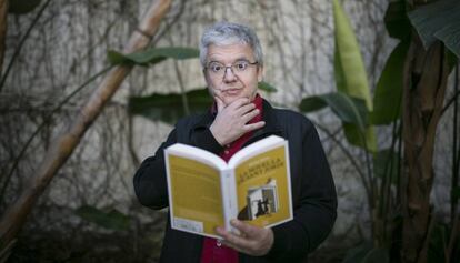 Màrius Serra sostenint 'La novel·la de Sant Jordi'.
