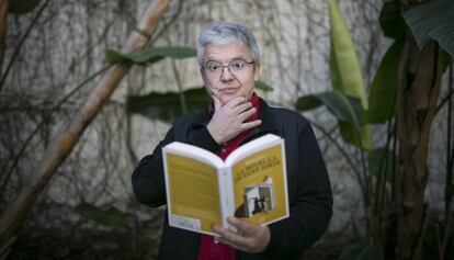 M&agrave;rius Serra, sosteniendo ayer su &#039;La novel&middot;la de Sant Jordi&#039;. 