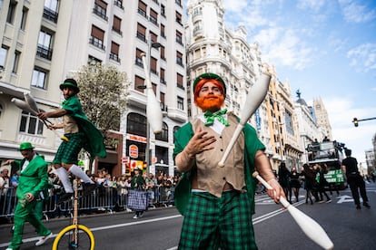 Varias personas disfrazadas durante el desfile por el día de San Patricio, a 16 de marzo de 2024, en Madrid (España).