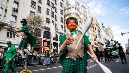 Varias personas disfrazadas durante el desfile por el día de San Patricio, a 16 de marzo de 2024, en Madrid (España).