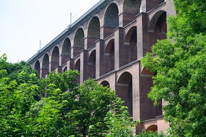 Uno de los viaductos de ladrillo más grandes del mundo, situado en la parte sajona de <a href="https://www.goeltzschtalbruecke.info/eng" target="_blank">Vogtland</a>. Con un diseño que recuerda el de los acueductos romanos, tiene cuatro niveles con 96 arcos y 78 metros de altura. Fue edificado entre los años 1846 y 1851, durante la creación de la línea de ferrocarril entre Sajonia y Baviera. En su construcción se emplearon más de 26 millones de ladrillos fabricados con la abundante arcilla disponible en la zona. El 15 de julio de 1851 un tren lo recorrió por primera vez.