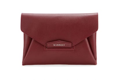 Sobre
	

	Es un bolso de mano o 'clutch' pero tiene una solapa a modo de cierre, de ahí su semejanza con un sobre. Un buen ejemplo es el modelo 'Antigona' de Givenchy.