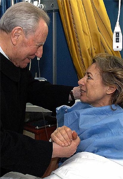 El presidente italiano,  Ciampi, saluda a la reportera liberada en un hospital de Roma.
