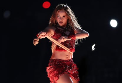 Shakira bailando con una cuerda en la Super Bowl de 2020