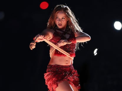 Shakira bailando con una cuerda en la Super Bowl de 2020