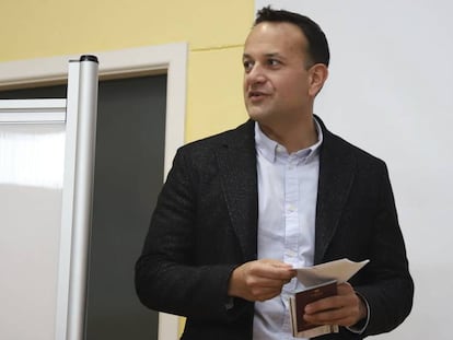 El primer ministro de Irlanda, Leo Varadkar, en un colegio electoral de Dublín este sábado.