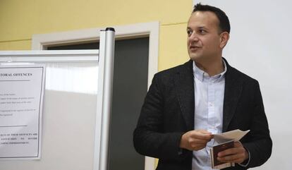 El primer ministro de Irlanda, Leo Varadkar, en un colegio electoral de Dublín este sábado.