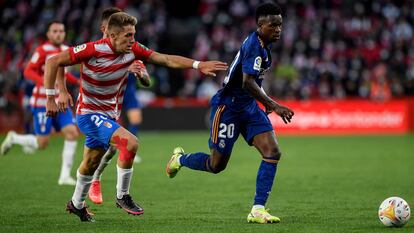 Vinicius e Isma Ruiz durante el partido del Granada contra el Real Madrid,