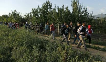 Un grup de migrants camina prop de la frontera entre Sèrbia i Croàcia, el 16 de setembre del 2015.