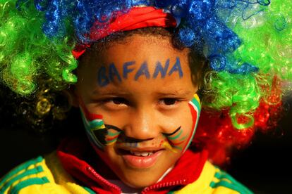 Un niño sudafricano sigue el partido entre su selección y la selección francesa.