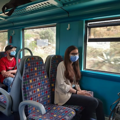 Cristiana Pimentel, estudiante de Enfermería, en el tren que va de Entroncamento a Badajoz.