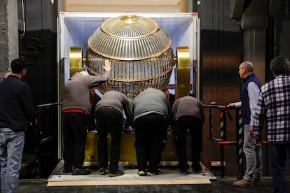 Varios trabajadores colocan, el pasado 13 de diciembre, los bombos y el resto de elementos que se utilizarn en el Sorteo Extraordinario de Navidad en al Teatro Real.