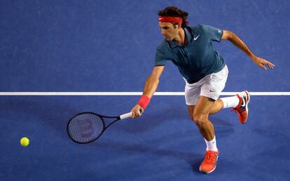 Roger Federer devuelve la pelota durtante el partido. 