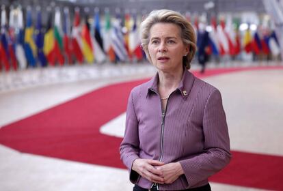 La presidenta de la Comisión Europea, Ursula von der Leyen atiende a los medios, al inicio de la cumbre de la Unión Europea, en Bruselas. La presidenta ha abandonado este jueves precipitadamente la cumbre de líderes de la UE al ser informada de que uno de sus contactos próximos ha dado positivo en coronavirus, por lo que la política alemana se aislará preventivamente cumpliendo las normas de las autoridades belgas.