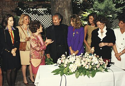 Varios de los miembros del jurado, con Gianni Versace, en 1991.