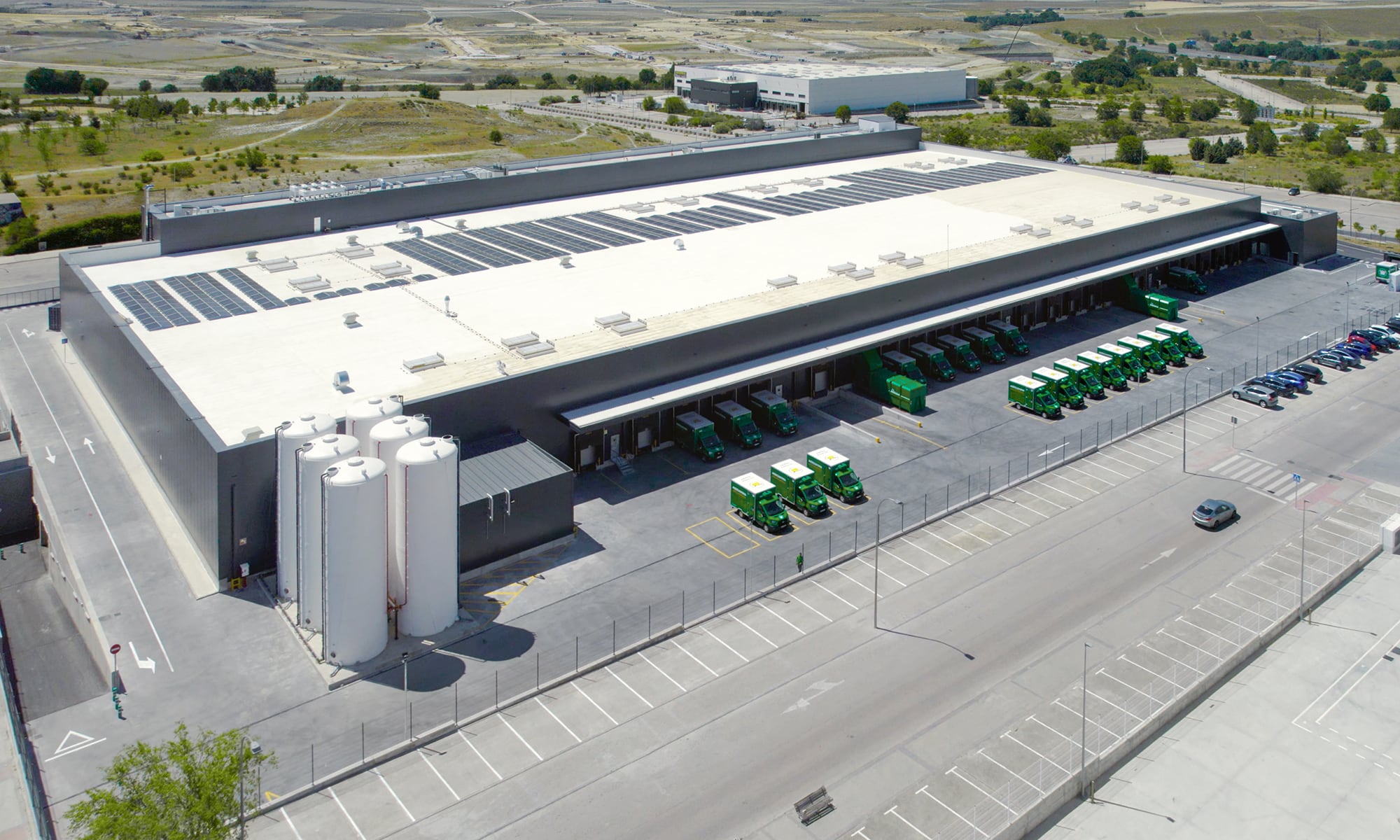 Exterior del almacén online de Mercadona ubicado en el distrito de VIlla de Vallecas, en una foto cedida por la empresa-.