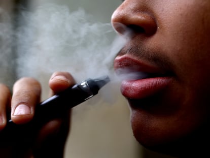 Un usuario fuma un cigarrillo electrónico desechable en Newcastle, el 13 de septiembre