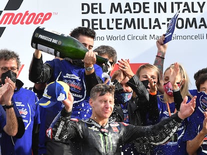 Fabio Quartararo se baña con champán en el podio de Misano.