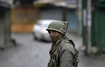 Un soldado indio de las fuerzas paramilitares en el puesto de control durante una huelga en Srinagar (India).