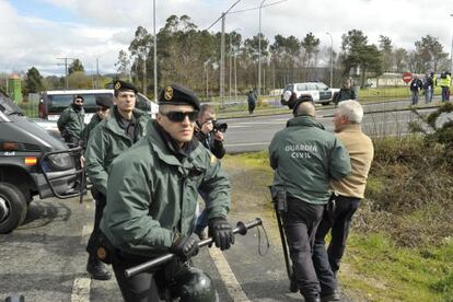 Agentes de la Guardia Civil se llevan a un manifestante que trató de superar el cordón policial