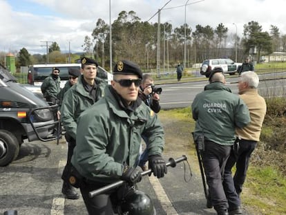 Agentes de la Guardia Civil se llevan a un manifestante que trató de superar el cordón policial