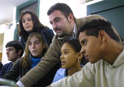 Los futuros profesores María Jesús Campos y Francisco Gutiérrez, con alumnos del Instituto Bellavista de Sevilla