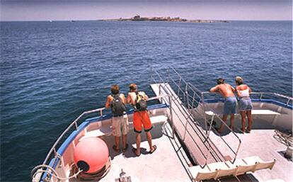 Travesía a Tabarca (al fondo) desde Santa Pola. A la isla salen, además, barcos desde Guardamar, Alicante y Torrevieja.