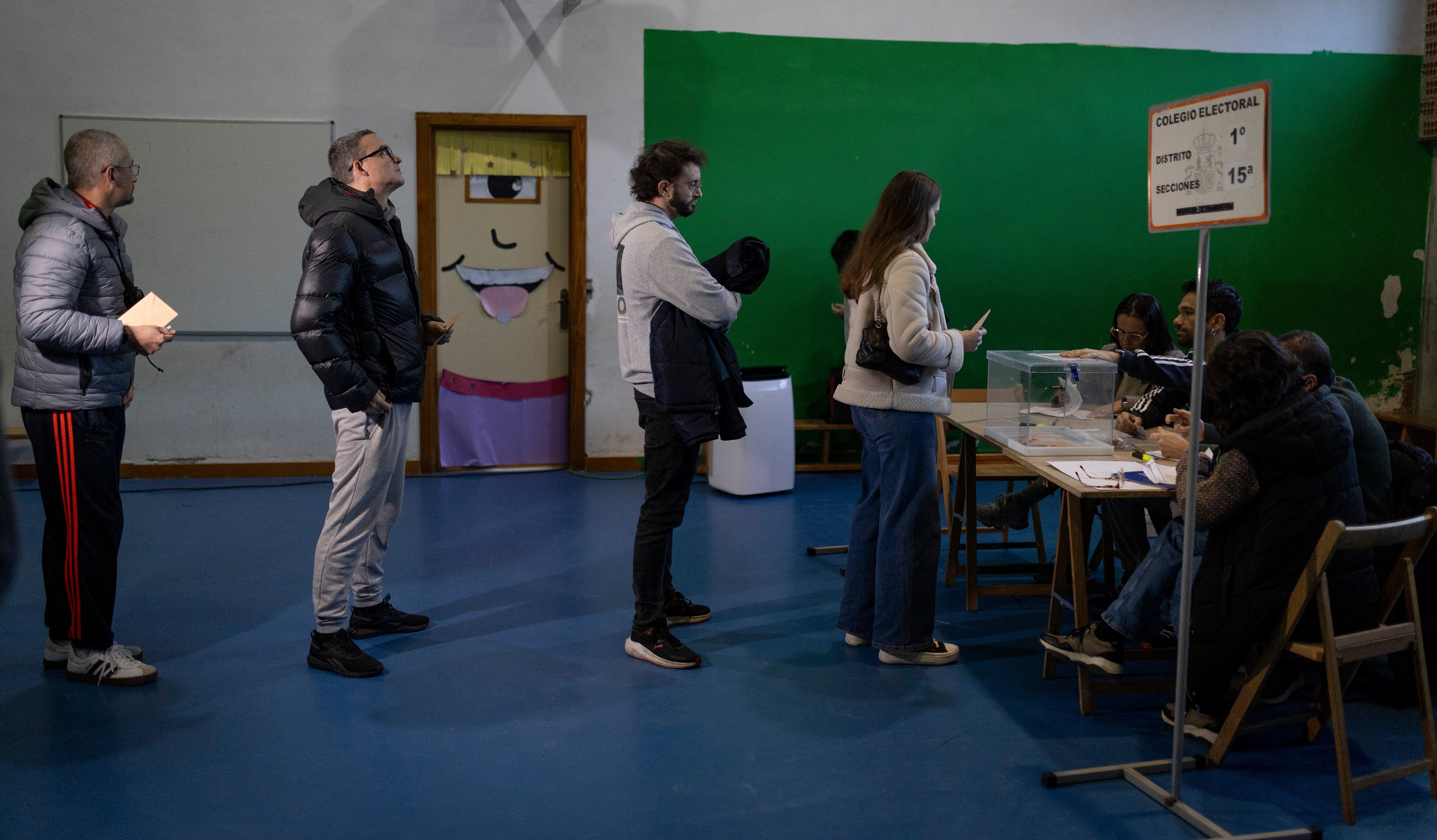 Abren colegios electorales de Extremadura en unos comicios en los que Guardiola busca la mayoría absoluta