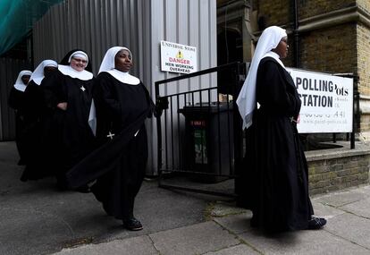 Un grupo de monjas tras votar en Hyde Park, Londres.