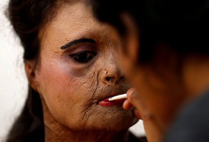 Maquillaje de una de las modelos en el backstage momentos antes de desfilar en Thane (India) durante la campaña 'Stop Acid Sale', el 7 de marzo.