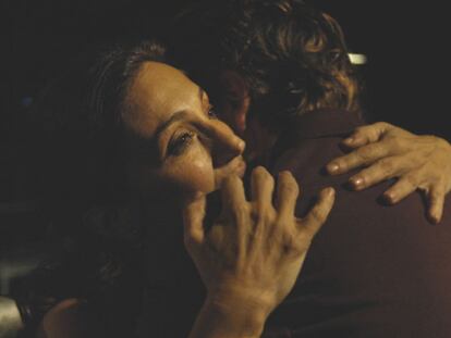 Silvia Munt abraza a Ramón Madaula en <i>Pretextos.</i>