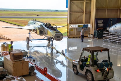 La estructura del F-39 Gripen entra al hangar de la empresa brasileña Embraer, en Gavião Peixoto.