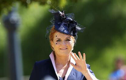 Sarah Ferguson, Fergie, exesposa del duque de York y madre de Beatriz y Eugenia, saluda a los medios gráficos antes de entrar en el castillo de Windsor.