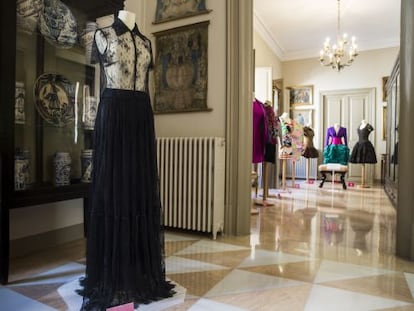 Una sala de la casa Rocamora con vestidos de la colección Antoni de Montpalau.