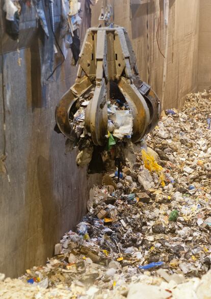 Imagen de una empresa de generación de energía mediante la incineración de residuos en Zúrich, Suiza.