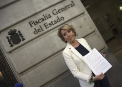 Esperanza Aguirre, a su llegada a la Fiscalía General del Estado donde hoy ha registrado una denuncia por la filtración a un medio de comunicación de su declaración de la renta.