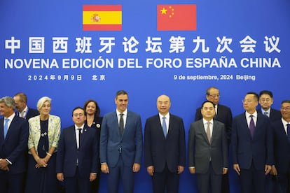 El presidente del Gobierno español, Pedro Sánchez (cuarto por la izquierda), junto al ministro de Exteriores de España, José Manuel Albares (tercero por la izquierda) y el viceprimer ministro chino, Liu Guozhong, este lunes en Pekín.
