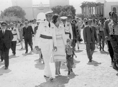 Don Juan Carlos y doña Sofía, entonces príncipes de Asturias, en 1970 en Melilla.