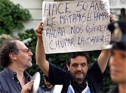 Protestas frente a la Embajada de España en Buenos Aires.