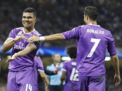 Casemiro e Cristiano Ronaldo comemoram gols pelo Real Madrid.